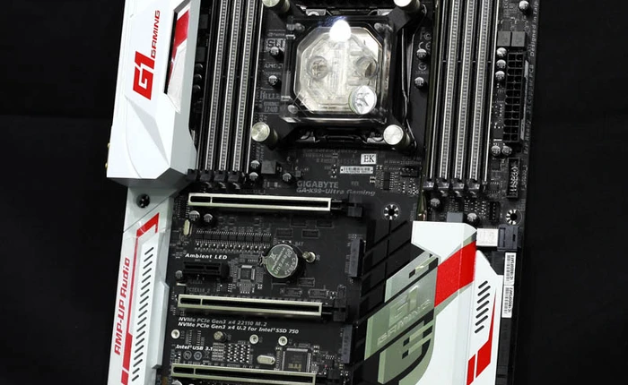 Cận cảnh mainboard khủng GIGABYTE X99 ULTRA GAMING EK: Tích hợp sẵn block tản nhiệt nước cho CPU, số lượng có hạn