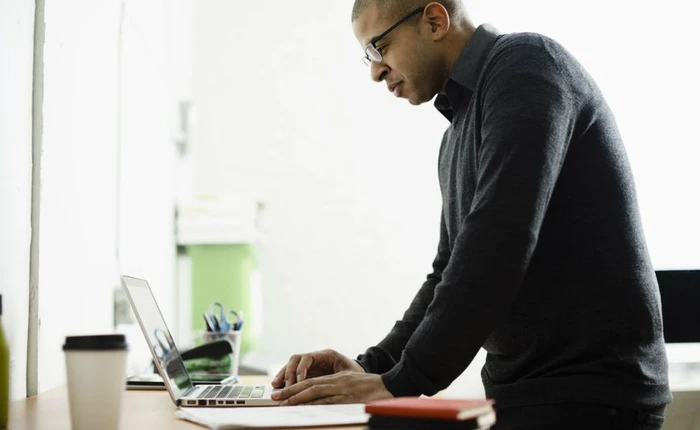 Ngồi nhiều rất có hại cho sức khỏe, hãy luyện những thói quen sau để đứng lên nhiều hơn