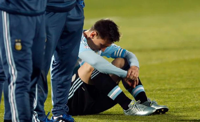 Lý do vì sao Messi lại đá trượt penalty, theo góc nhìn khoa học