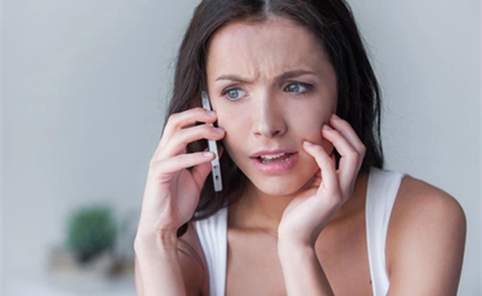 Dùng điện thoại nhiều sẽ khiến da mặt nổi mụn