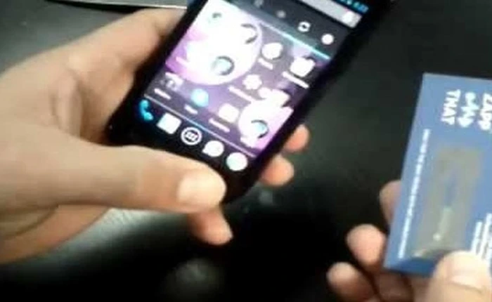 Smartphone có thể bị hack qua... danh thiếp?