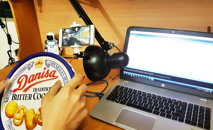 Tự chế bộ vô lăng chơi Asphalt 8 bằng vỏ hộp bánh bích quy cực chất, Drift như lái xe thật!