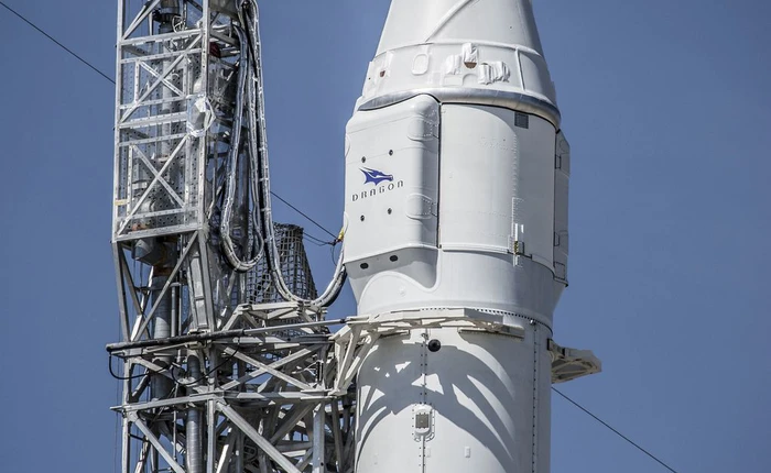 Toàn cảnh tên lửa Falcon 9 phóng và hạ cánh thành công trên biển qua ảnh