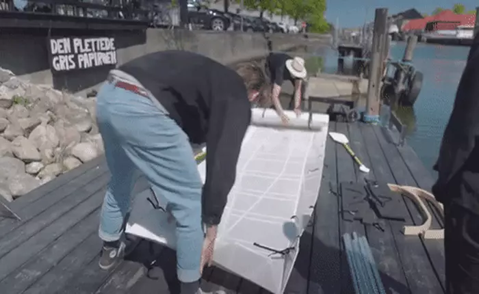 Bạn có tin chiếc vali này thật ra lại là một chiếc xuồng giúp bạn xuống nước thoải mái không?