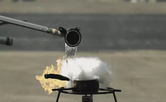 Vì sao tuyệt đối không được đổ nước vào dầu sôi khi đang làm bếp?