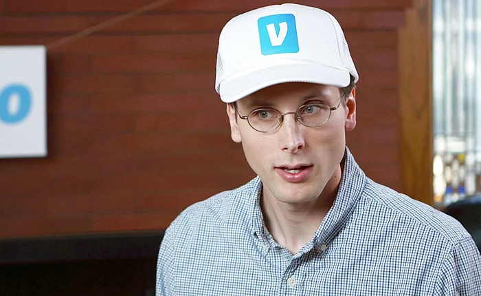 Reviewer "chán" nhất YouTube tiếp tục thể hiện "tài năng" của mình