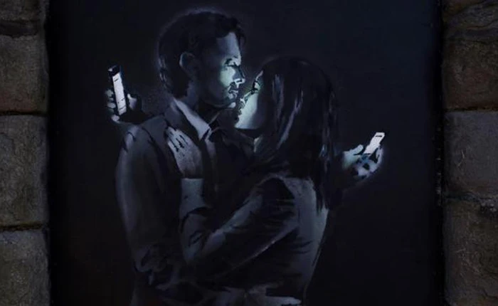 Thống kê cho thấy cứ 10 người đang làm chuyện vợ chồng thì có 1 người dùng điện thoại