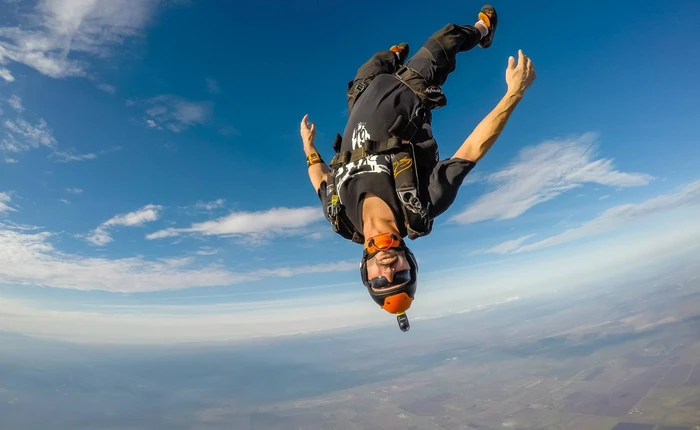 Chuyện thật như bịa: Nhảy dù... không cần dù từ độ cao hơn 7500m