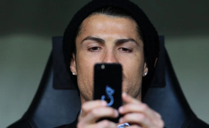 Cristiano Ronaldo quảng cáo cho Samsung nhưng câu chuyện ít người biết này cho thấy anh lại là iFan đích thực