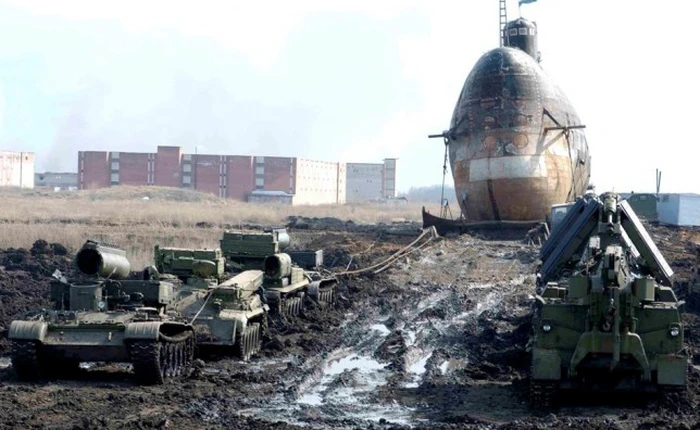 Người Nga đưa cả một con tàu ngầm trong hành trình hơn 2000 km từ dưới biển vào bảo tàng trên đất liền như thế nào