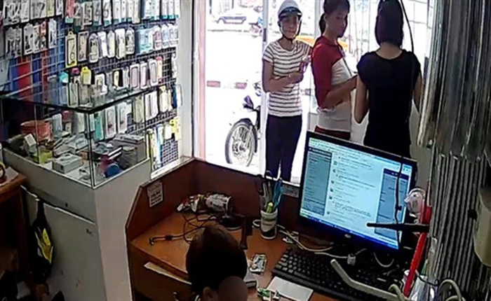 Bé trai trộm điện thoại theo ám hiệu của chị