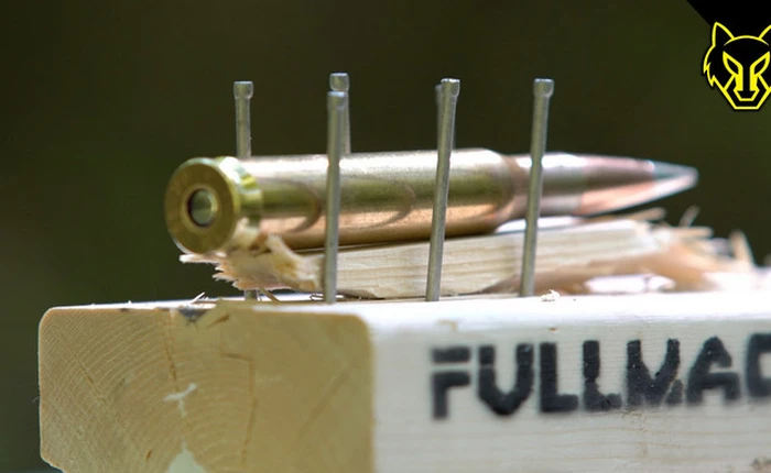 Hỏi khó: Bắn súng vào viên đạn có làm nó nổ không?