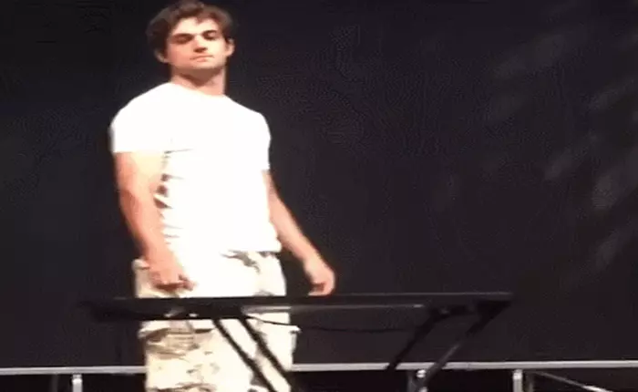 Giải mã bí ẩn khoa học bất ngờ đằng sau thủ thuật "lộn chai nước" khó tin