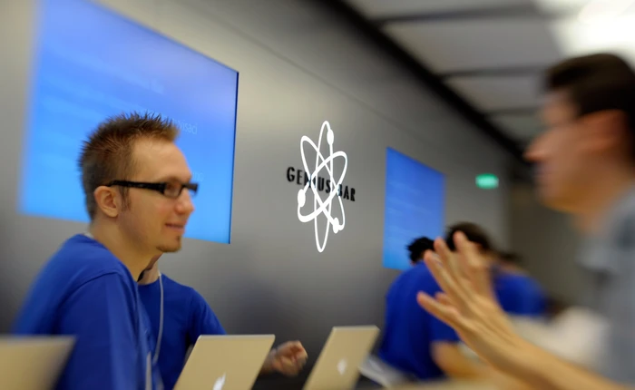 Nhân viên lâu năm tại Apple Store tiết lộ rằng kế hoạch thay pin iPhone miễn phí của "Táo khuyết" như một mớ bòng bong