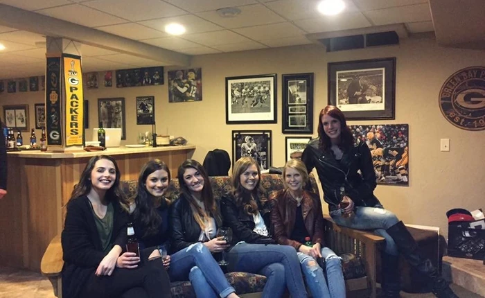 Bức ảnh 6 cô gái nhưng chỉ có 10 cái chân này đang gây tranh cãi trên internet