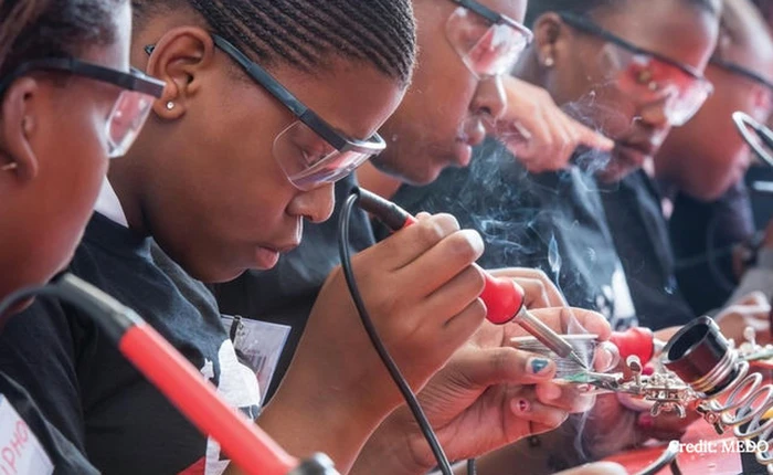 Vệ tinh đầu tiên của châu Phi thực chất là thành quả của nhóm các cô gái trẻ đang học trung học