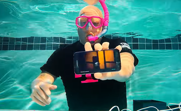 Mua Galaxy S7, S7 edge phải mở hộp dưới nước như này mới chất