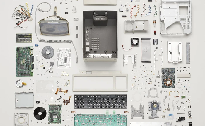 Chùm ảnh thể hiện rõ nét khi bạn tháo tung một món đồ nào đó và bày biện chúng ra bàn