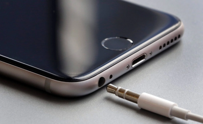 Apple giải thích lý do bỏ cổng cắm headphone truyền thống trên iPhone nhưng lại giữ nguyên trên MacBook