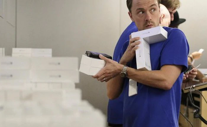 Lỗi pin iPhone nghiêm trọng tới nỗi chính nhân viên Apple Store cũng thất vọng