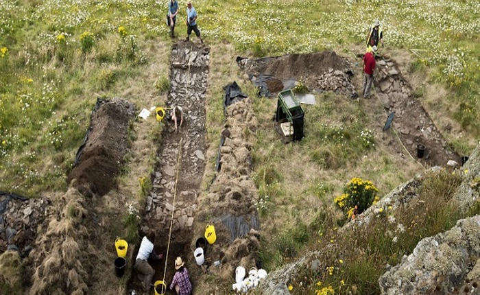 Các nhà khảo cổ học tìm thấy di tích cung điện nơi vị vua Arthur trong truyền thuyết ra đời