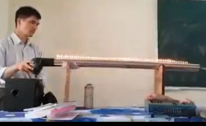 Màn thí nghiệm Vật lý siêu cool: Thầy giáo dùng lửa và nhạc EDM để giảng về sóng âm!