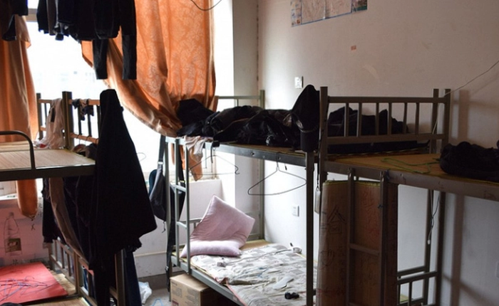 Đằng sau những chiếc iPhone hoành tráng là những khu ký túc xá tồi tàn và xập xệ