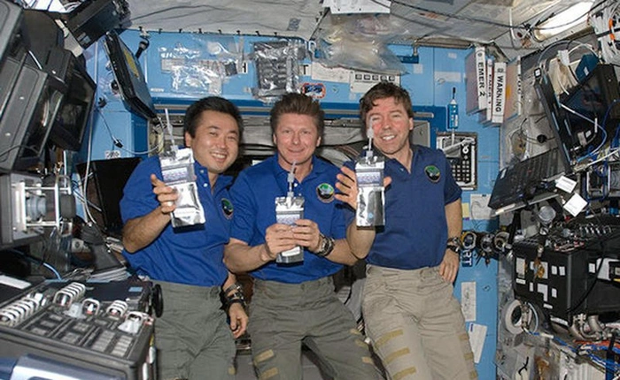 Cách biến nước tiểu thành nước uống của các nhà du hành