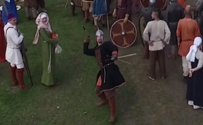 Lần đầu tiên trong lịch sử máy bay không người lái bị hạ gục bởi vũ khí thời cổ đại của loài người