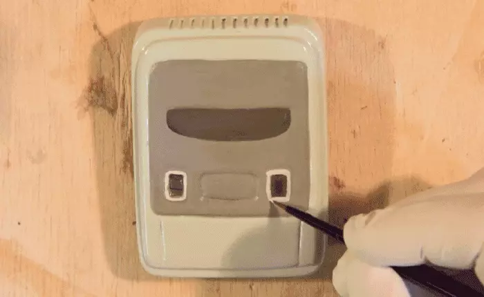 Xem anh chàng tạo ra chiếc máy chơi game 4 nút bằng đất sét và chiến tốt các loại game