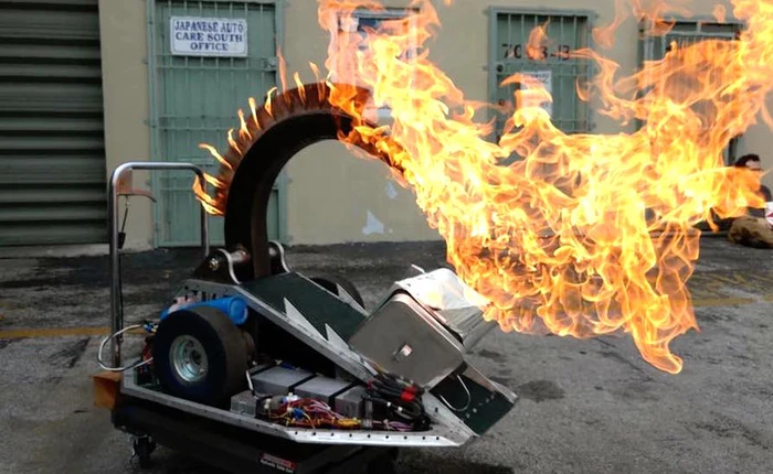 Xem robot tử chiến với nhau máu lửa chẳng kém gì các võ sĩ