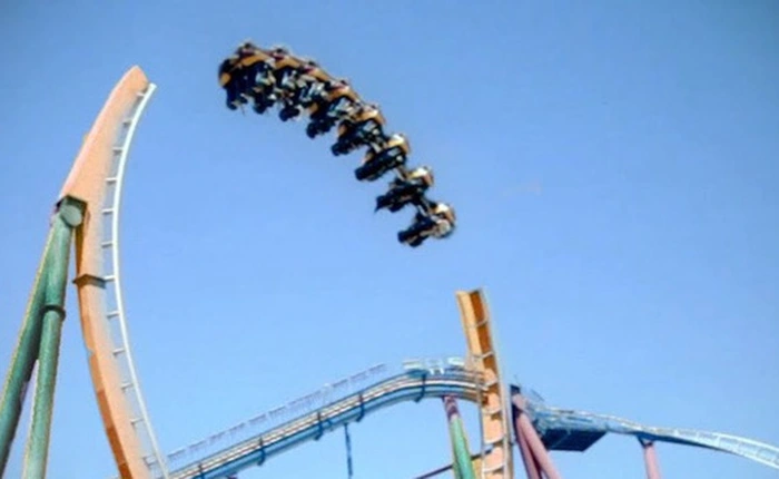 Vì sao một con chim lại khiến 26 hành khách bị treo ngược trên tàu lượn siêu tốc suốt 20 phút?