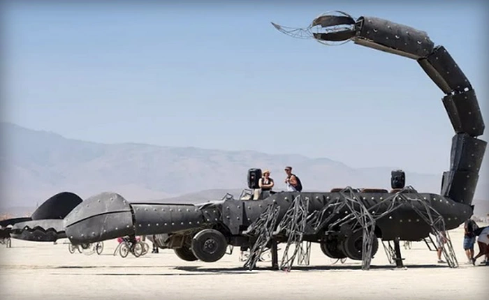 Bò cạp phun lửa giá 50.000 USD được rao bán trên eBay