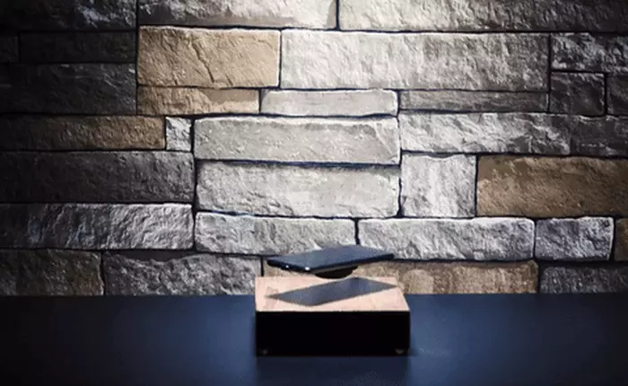 Sạc không dây xưa rồi, để hợp thời thì bạn phải dùng "sạc bay"