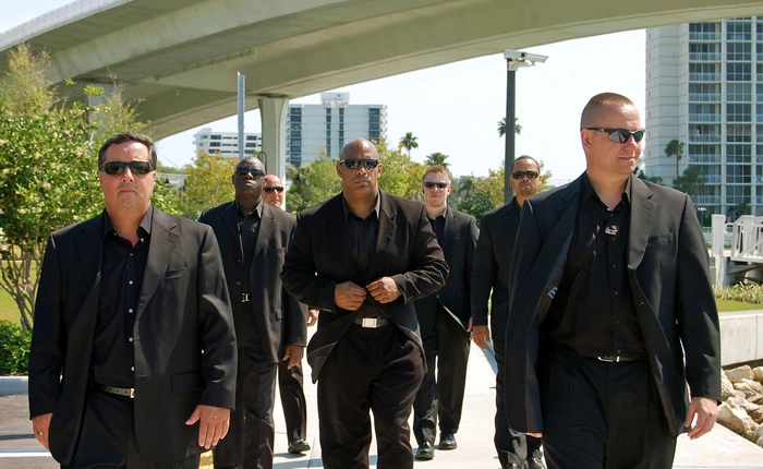 Để bảo vệ chính mình khỏi ám sát và bắt cóc, các doanh nhân giàu nhất thế giới đã làm như thế nào?