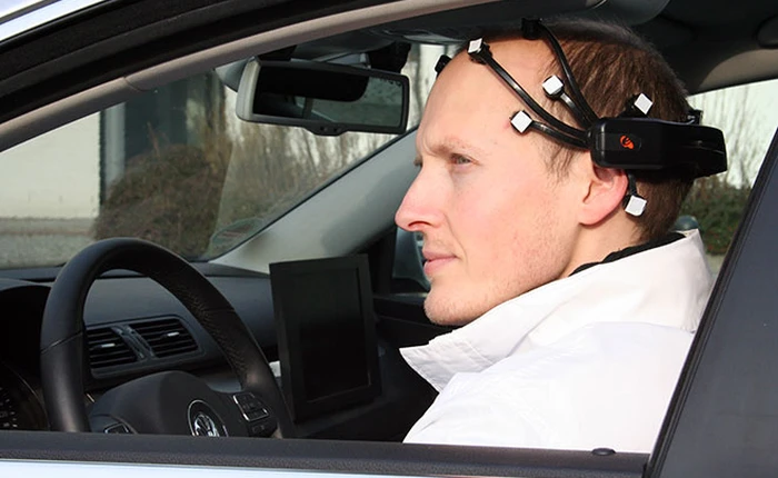 Hacker trổ tài biến hóa Tesla Model S thành chiếc xe có thể điều khiển bằng suy nghĩ và sóng não