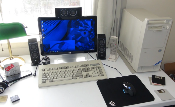 Chiếc máy tính này trông có vẻ cổ lỗ sĩ nhưng chắc chắn còn khỏe hơn máy xịn của bạn