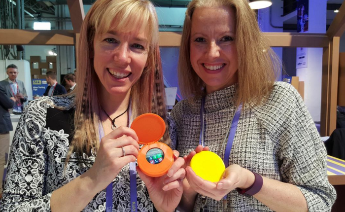 Quá chán ngán với điện thoại ngày nay, hai bà mẹ này đã tự tạo ra một chiếc smartphone dành riêng cho chị em phụ nữ