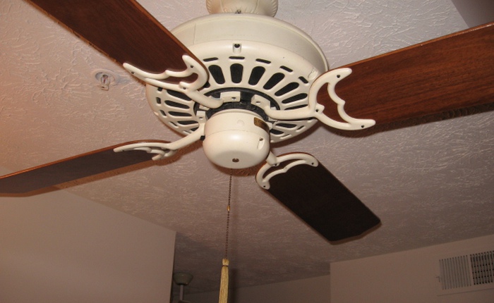 Đố biết tại sao quạt trần nhà bạn chỉ có 3 cánh mà quạt trần ở Mỹ hoặc châu Âu lại có tới 4,5 cánh?