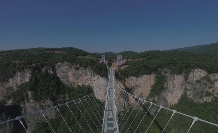 Trung Quốc xây dựng xong cầu làm bằng kính cao 300 mét nối 2 miệng vực