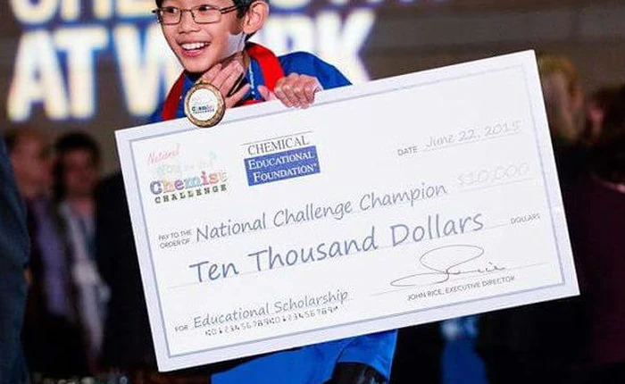 Thần đồng 11 tuổi học Đại học không ngại ngần nói với bạn cùng lớp: "Có gì không hiểu cứ hỏi em"