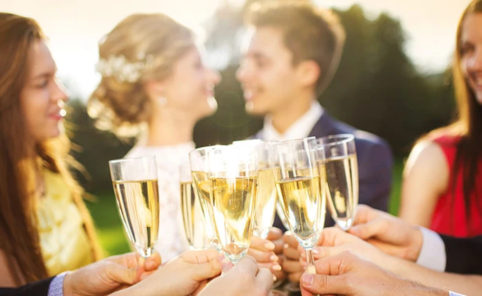 Một công ty tuyển dụng nhân viên chỉ cần uống rượu 2 ngày/tuần, lương 26.000 USD/năm