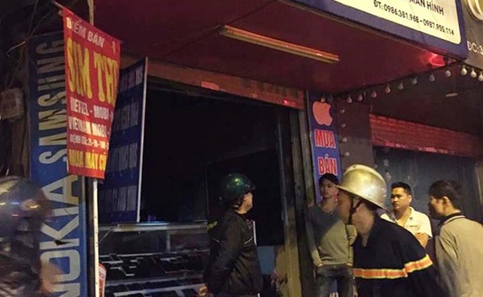 Cháy cửa hàng điện thoại, 8 người nhảy lầu thoát thân