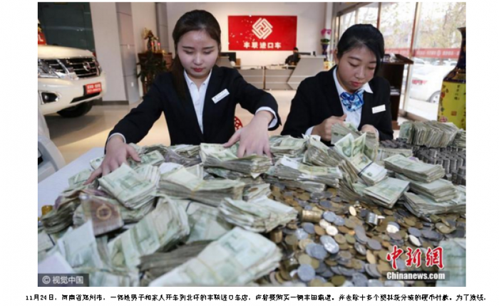 Người đàn ông Trung Quốc vác bịch tiền lẻ đi mua xe sang