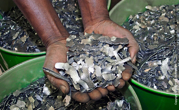 Cuộc sống khổ cực của những người tạo ra pin cho iPhone