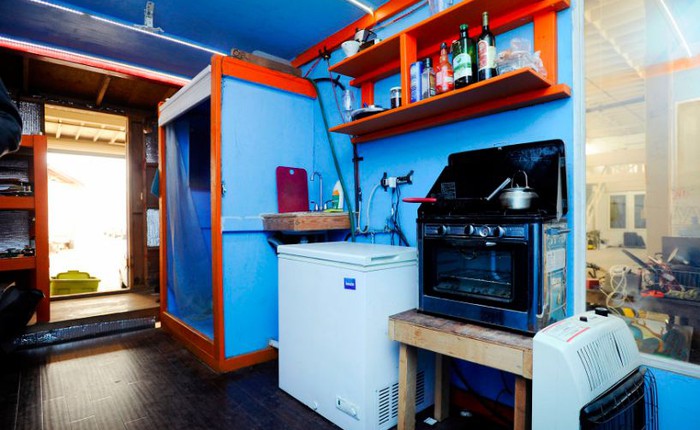 Chán nản với tiền thuê nhà đắt đỏ, cặp đôi biến thùng container làm nhà và mở công ty