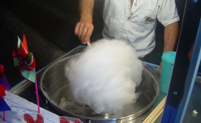 Kẹo bông đã trở nên phổ biến bởi một nha sĩ như thế nào?