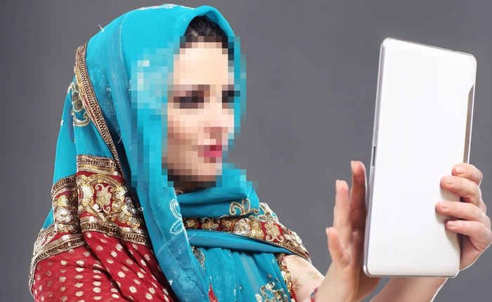 Quan chức Ấn Độ mất việc vì chụp ảnh selfie với nạn nhân bị hiếp dâm