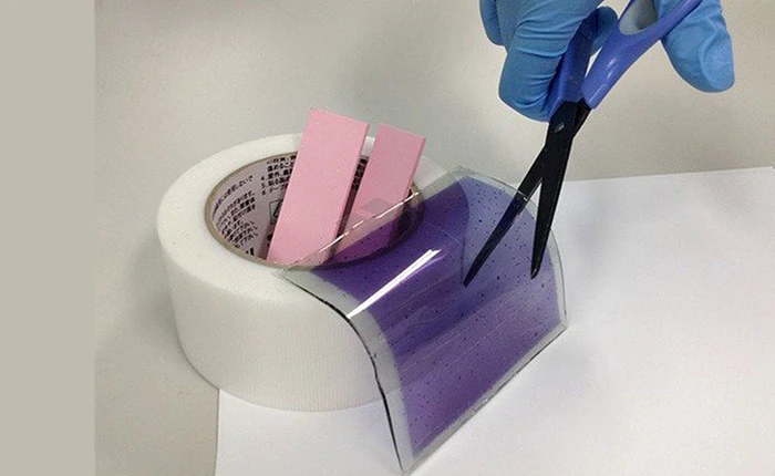 Nhật Bản sáng tạo ra màn hình siêu đặc biệt: dẻo như lụa, bạn có thể cắt ra từng miếng mà vẫn dùng được