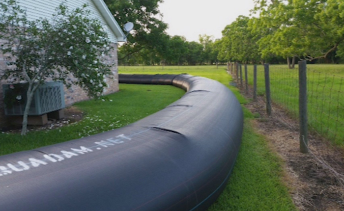 Tìm được đập chống lụt bán trên mạng, người đàn ông này bình an vô sự khi cả thị trấn chìm trong biển nước